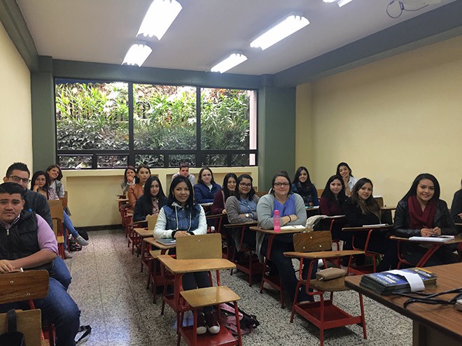 Imagen: Estudiantes de primer ingreso aprenden a utilizar el campus virtual GES